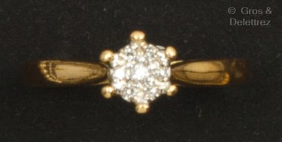 null Bague « Solitaire » en or jaune, ornée d’un motif circulaire serti de diamants...