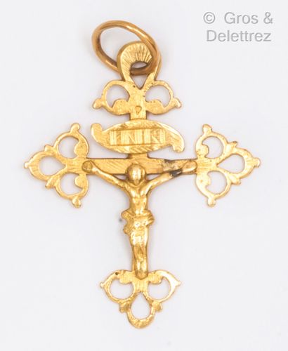 null Croix du Dauphiné en or jaune, figurant le Christ en croix. Longueur : 4,5 cm....
