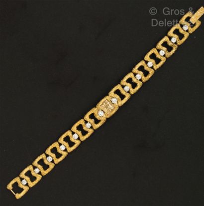 KUTCHINSKY 
Bracelet-montre de dame en or jaune à décor martelé, boîtier rectangulaire,...