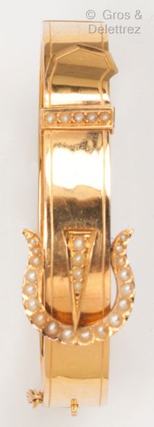 null Bracelet « Ceinture » en or jaune, le motif serti de demi-perles (enfoncements)....