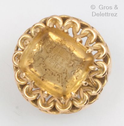 null Bague en or jaune, ornée d’une citrine gravée d’un blason épaulé de deux lions....