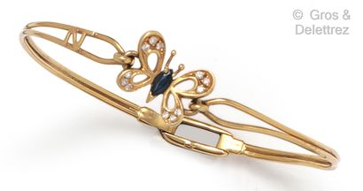 null Bracelet « Papillon » semi-rigide en or jaune, le motif serti de diamants taillés...