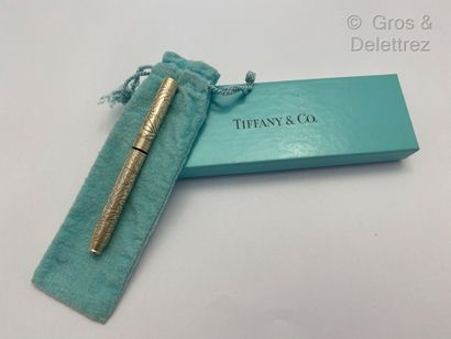 TIFFANY&Co Stylo plume en argent ciselé de feuillages stylisés. La plume en or gris....