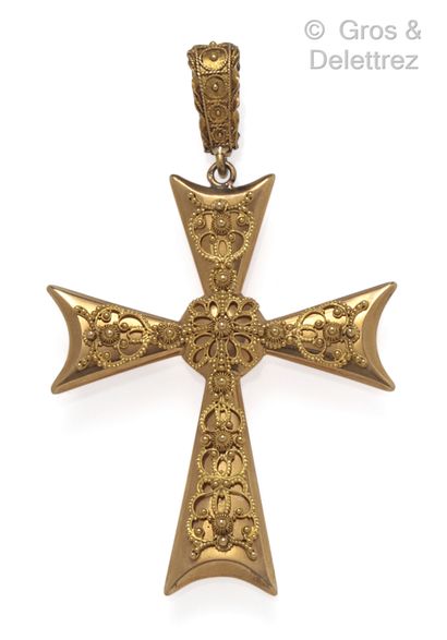  Cross pendant in yellow gold, underlined by a filigree decoration. Length : 6,5...