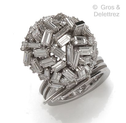 null Bague « Boule » en or gris et platine, entièrement sertie de diamants taillé...