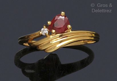 null Bague en or jaune, ornée d’un rubis taillé en poire souligné d’un diamant taillé...