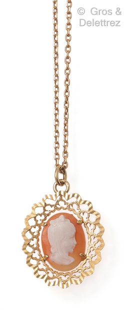 null Yellow gold pendant, decorated with a cameo set with a shell in a radiant openwork...