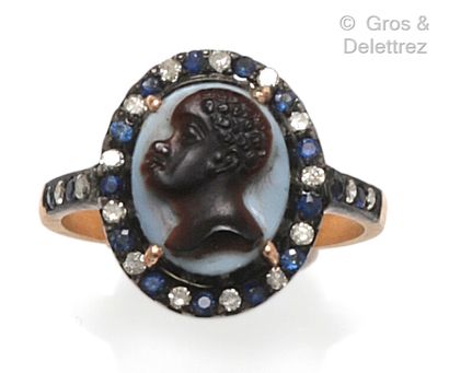 null Bague en or jaune et argent, ornée d’un camée sur agate représentant une femme...