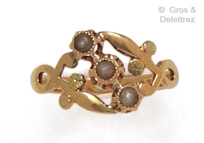 null Yellow gold ring with openwork swords and flowers set with half pearls. Finger...