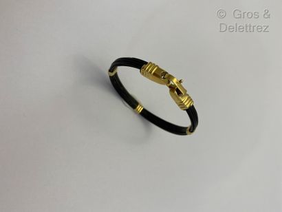 null Bracelet en or jaune godronné et poils d’éléphant. P. Brut : 7,3g