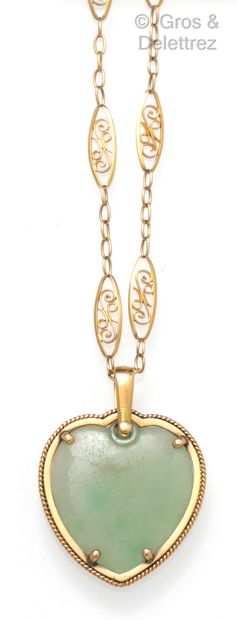 null Yellow gold pendant, decorated with a jade jadeite heart in a twisted frame....