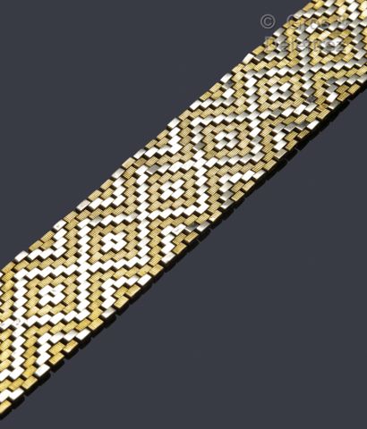 VAN CLEEF & ARPELS Bracelet manchette souple en or de deux couleurs à décor géométrique...