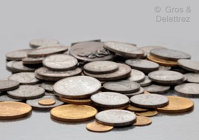  Lot de pièces en argent comprenant : 48 pièces de 5 Francs, 16 Pièces de 10 Francs,...