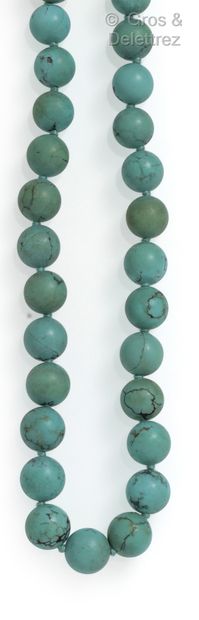 null Necklace made of a row of turquoise pearls. The clasp in silver. Diameter of...