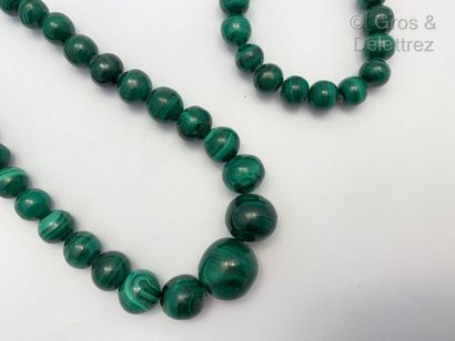  Parure composée d’un collier et d’un bracelet ornés de perles de malachite, le collier...