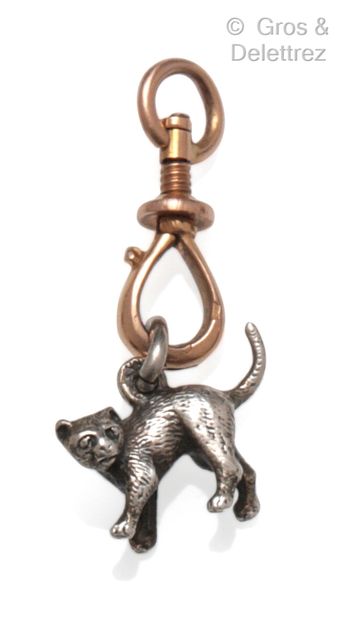  Gold and silver pendant holding a cat as a charm. Length: 3 cm. Gross weight: 3...