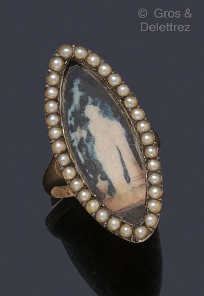 null Yellow gold (9K) "Navette" ring, decorated with a painted miniature in a circle...
