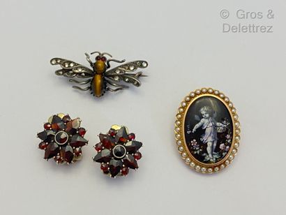 null Lot composed of a silver fly brooch, a pair of silver ear clips decorated with...