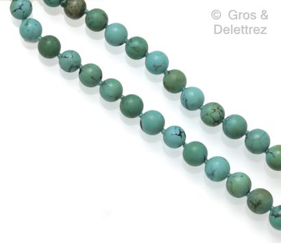 Collier composé d’un rang de perles de turquoise....
