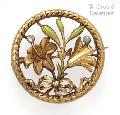 null Round brooch in yellow gold partially enamelled with flowers. Diameter : 2,5...
