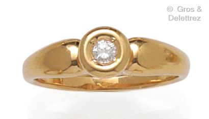 null Bague en or jaune, ornée d’un diamant taillé en brillant en serti clos. Tour...