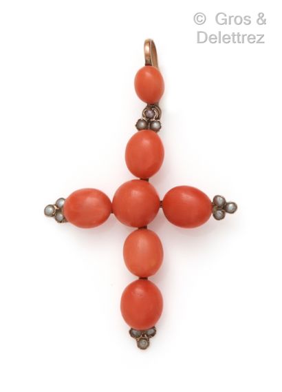  Yellow gold "Cross" pendant, decorated with coral beads. Length : 5 cm. Gross weight:...