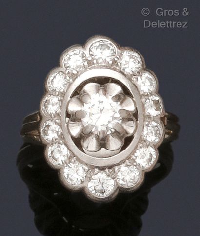 null Bague en platine et or gris, ornée d’un diamant taillé en brillant dans un entourage...