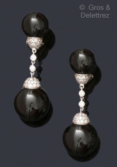 null Paire de pendants d’oreilles en or gris, ornés chacun de deux perles d’onyx...