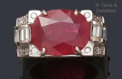 null Important white gold "Tank" ring, set with an oval faceted ruby and concave...