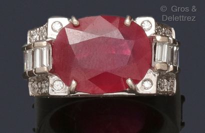 null Importante bague « Tank » en or gris, ornée d’un rubis ovale facetté épaulé...