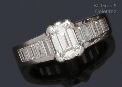 null Bague en or gris, ornée d’un diamant de taille émeraude épaulé d’une chute de...