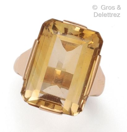 null Bague en or jaune, ornée d’une citrine rectangulaire. Tour de doigt : 51. P. Brut :...