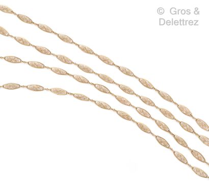 null Long necklace in yellow gold (14K), made of filigree oblong links. Length :...