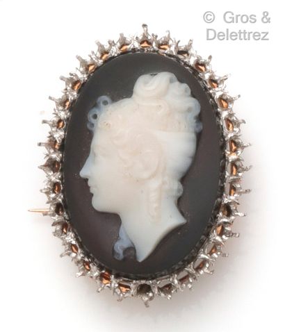 Yellow gold brooch, with a cameo on agate...