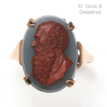  Yellow gold ring set with a cameo on agate representing an old man with a beard....