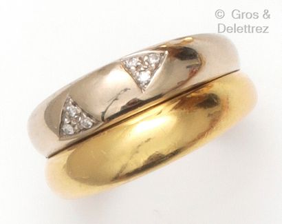 null Bague composée de deux joncs en or jaune et or gris, soulignés de motifs triangulaires...