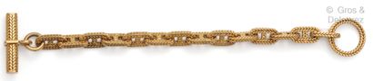 HERMES « Vendôme » – Bracelet articulé en or jaune tressé, composé de maille marine....