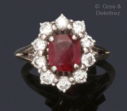 null Bague « Fleur » en or gris, ornée d’un rubis dans un entourage de diamants taillés...