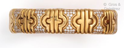 BULGARI « Parentesi » – Bracelet rigide ouvrant en or jaune à décor géométrique,...