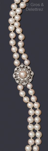 Sautoir composé de deux rangs de perles de...