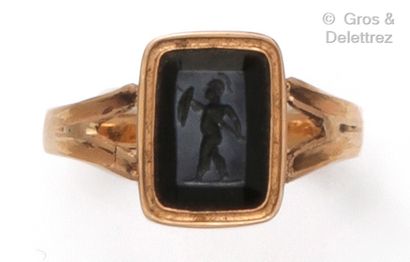 null Yellow gold ring, set with an intaglio on agate representing a warrior. Finger...