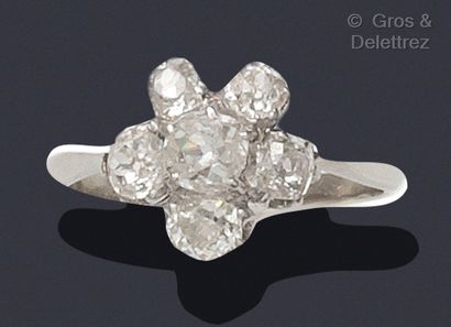 null Bague « Fleur » en or gris, ornée de diamants de taille ancienne. Tour de doigt :...