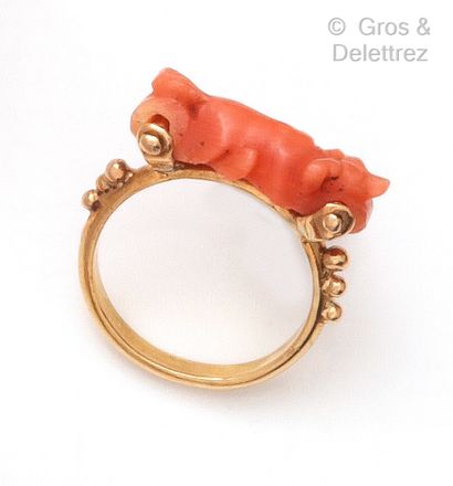 null Yellow gold ring with a coral dog motif. Finger size : 50. Gross weight: 4g