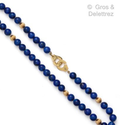 null Necklace made of a row of lapis lazuli pearls alternated with yellow gold pearls,...