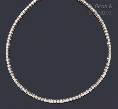 null Collier « Rivière » en or gris, entièrement serti de diamants taillés en brillant.	

Poids...