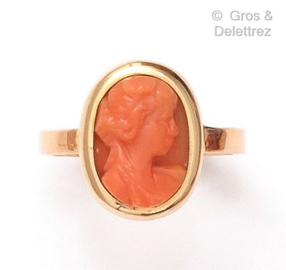 Yellow gold ring set with a coral cameo representing...