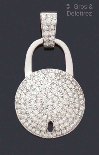 null Pendentif « Cadenas » en or gris, orné d’un pavage de diamants taillés en brillant....