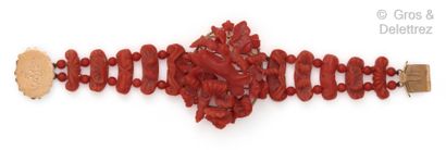 null Bracelet « Dauphin et coquillages », composé éléments à décor de bénitiers et...