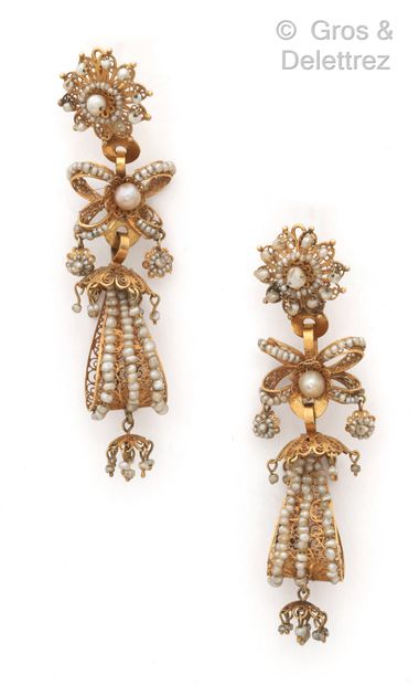 null Pair of yellow gold earrings with rosette and knots set with fine pearls. Work...