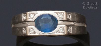 null Bague en or gris, ornée d’un saphir ovale enchassé dans la monture composé d’un...